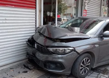 Adıyaman’da üzerine elektrik direği düşen kadın ağır yaralandı