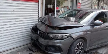 Adıyaman’da üzerine elektrik direği düşen kadın ağır yaralandı