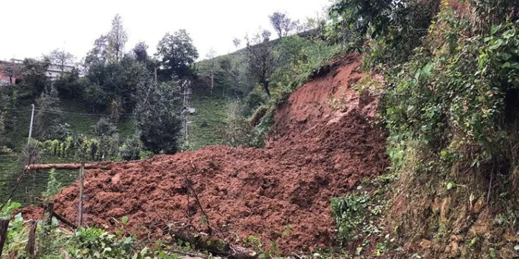 Rize’de heyelan köy yolunu kapattı