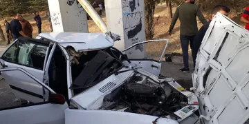 Van’da otomobil üst geçit direğine çarptı: 2 yaralı