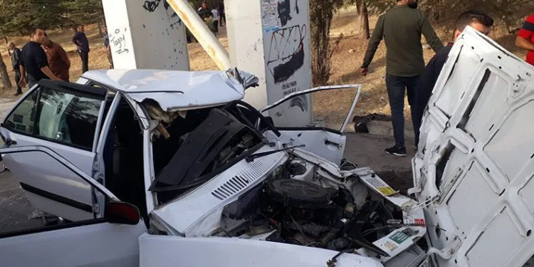 Van’da otomobil üst geçit direğine çarptı: 2 yaralı