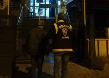 1,5 aylık kızını parkta ölüme terk etti