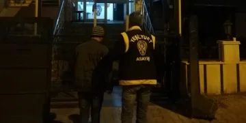 1,5 aylık kızını parkta ölüme terk etti