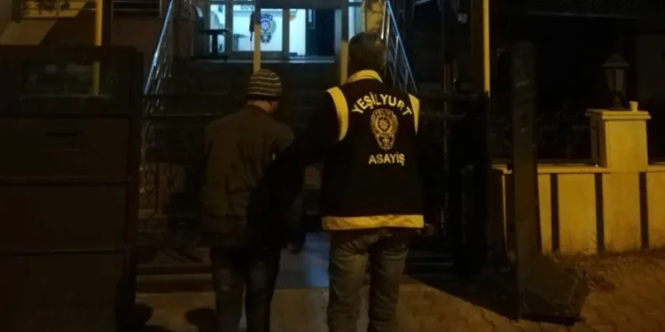 1,5 aylık kızını parkta ölüme terk etti