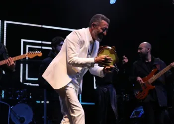 Hakan Altun sahnede hayali düğün yaptı