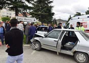 Kastamonu’da iki otomobil kafa kafaya çarpıştı: 1 yaralı