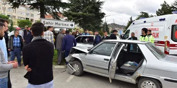 Kastamonu’da iki otomobil kafa kafaya çarpıştı: 1 yaralı