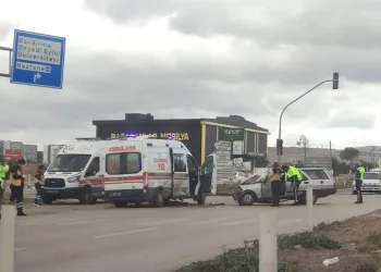 Balıkesir’de ambulans ile otomobil çarpıştı: 3 yaralı