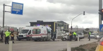 Balıkesir’de ambulans ile otomobil çarpıştı: 3 yaralı