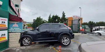 İstanbul’da kontrolden çıkan araç büfeye daldı