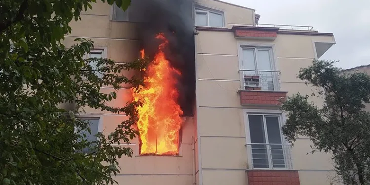 Kocaeli’de Anne-kızın yaşadığı ev alevlere teslim oldu