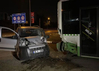 Bursa’da hafif ticari araç park halindeki otobüse çarptı