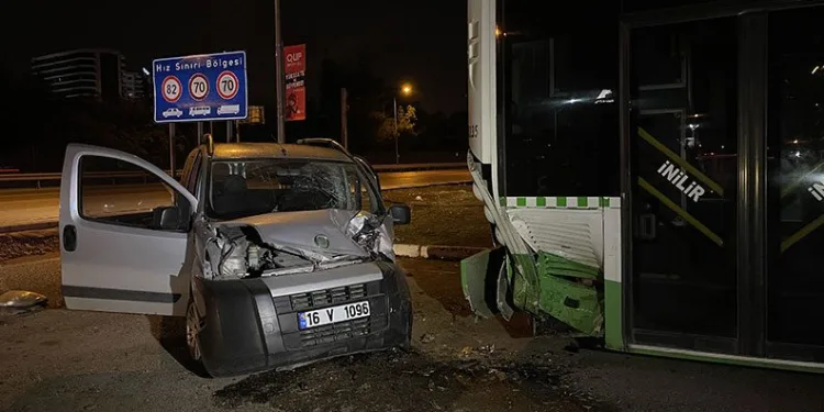 Bursa’da hafif ticari araç park halindeki otobüse çarptı
