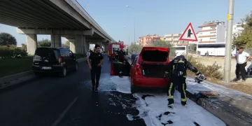 Antalya’da hareket halindeki otomobil yandı