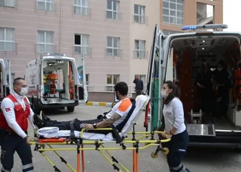 Kargo paketinde kimyasal sıvı patlaması: 2 yaralı
