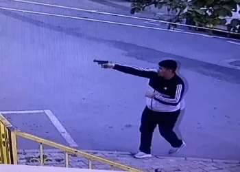 Yoldan geçen kadın silahlı saldırıda vuruldu