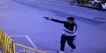 Yoldan geçen kadın silahlı saldırıda vuruldu