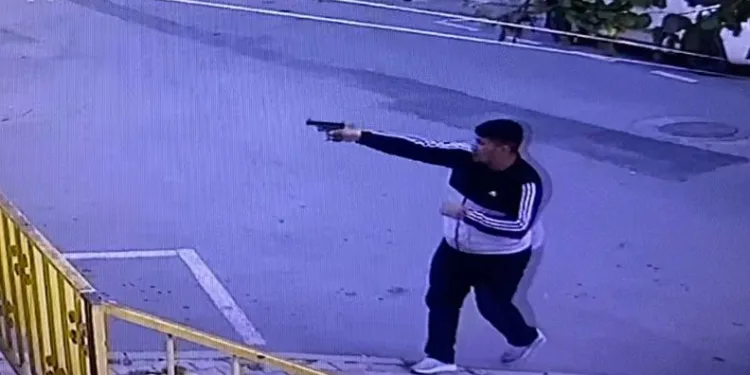 Yoldan geçen kadın silahlı saldırıda vuruldu