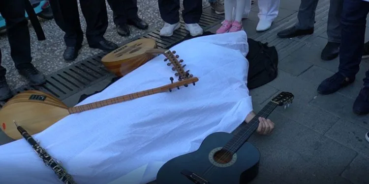 İzmir’de müzisyenler Onur Şener cinayetini protesto etti