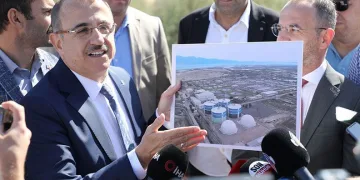 AK Partili Sürekli’nin basın açıklamasında arbede