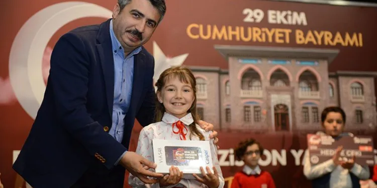 Cumhuriyeti en iyi anlatan öğrenciler ödüllendirildi
