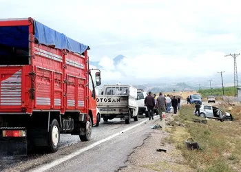 Mersin’de üç araç birbirine girdi: 6 yaralı