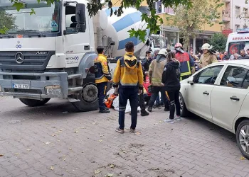 Kedilere mama verirken mikserin altında kaldı