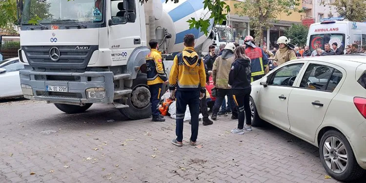 Kedilere mama verirken mikserin altında kaldı