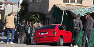 Bursa’da otomobil kahveye daldı