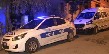 Boşandığı eşini çocuğunun önünde silahla vurdu