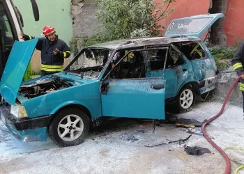 Kibritle oynayan çocuk otomobili yaktı