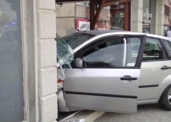 Bursa’da otomobil dükkana girdi: Bir çocuk kıl payı kurtuldu