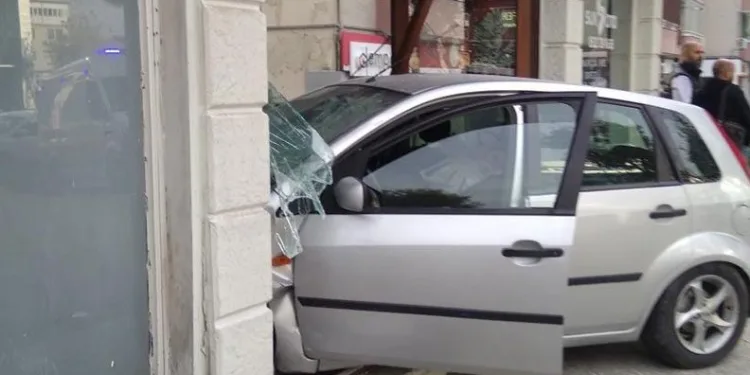 Bursa’da otomobil dükkana girdi: Bir çocuk kıl payı kurtuldu