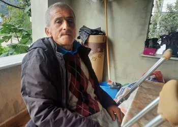 Kastamonu’da bayrağı asarken ölümden döndü