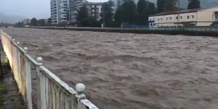 Şiddetli yağış Rize’yi etkisi altına aldı