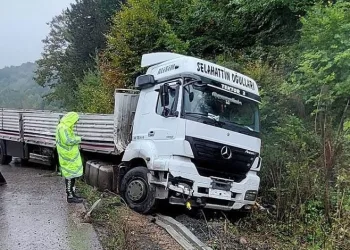 Bursa’da yağışlı yolda kayan TIR yamaca çarptı