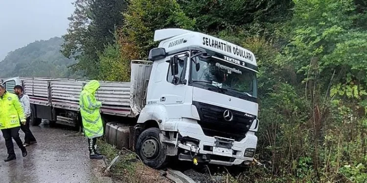 Bursa’da yağışlı yolda kayan TIR yamaca çarptı