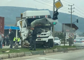 Bursa’da TIR, hatalı dönüş yapan kamyona çarptı