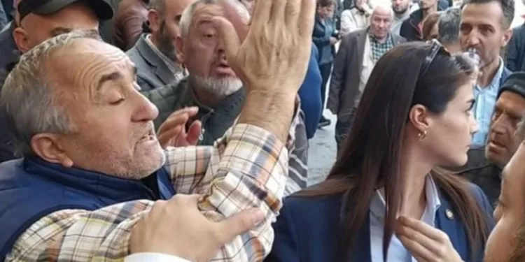 Ahmet Davutoğlu’na vatandaştan tepki