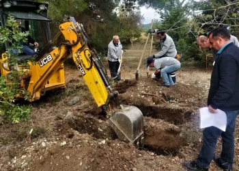 Maden sahasında kalan mezarlık taşınıyor