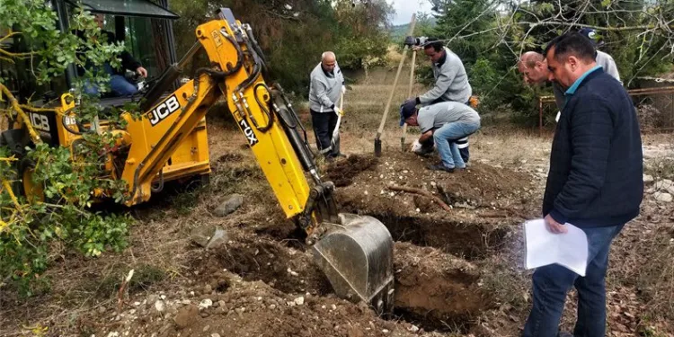 Maden sahasında kalan mezarlık taşınıyor