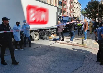 Pazardan dönen yaşlı kadın kamyonun altında kaldı