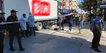 Pazardan dönen yaşlı kadın kamyonun altında kaldı