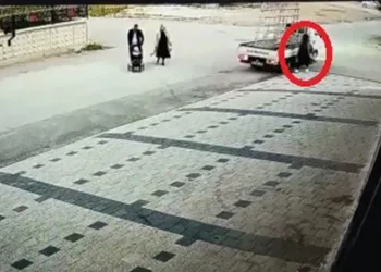 Yeleği kamyonetin kasasına takılan kadın ağır yaralandı