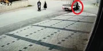 Yeleği kamyonetin kasasına takılan kadın ağır yaralandı