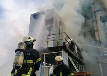 Kocaeli’de mobilya imalathanesinde korkutan yangın
