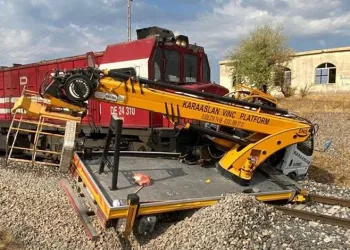 Elazığ’da vinç tren yolunda asılı kaldı