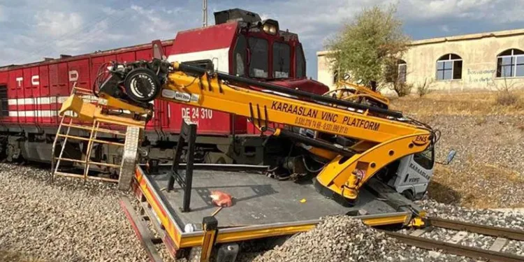 Elazığ’da vinç tren yolunda asılı kaldı