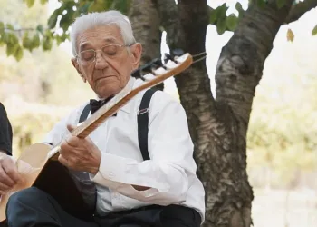 82 yaşında şarkıcı oldu