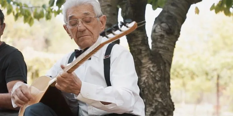 82 yaşında şarkıcı oldu